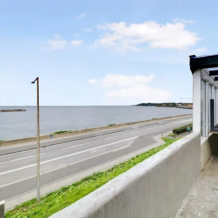 Spacious House With Sea Views From Rønne