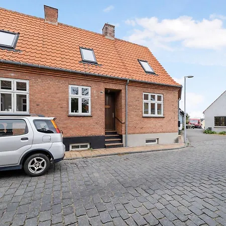 Villa Spacious House With Sea Views From Rønne